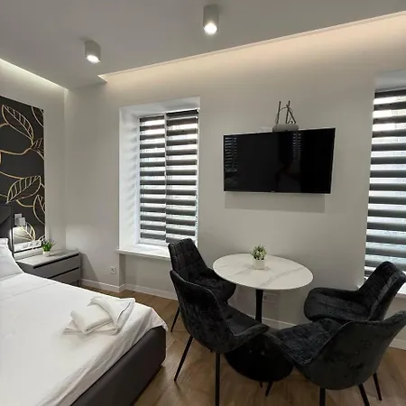 на площі ринок 12 навпроти ратуші після ремонту