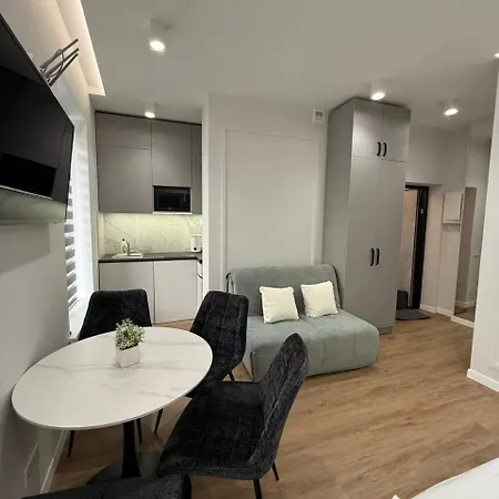 на площі ринок 12 навпроти ратуші після ремонту Lviv