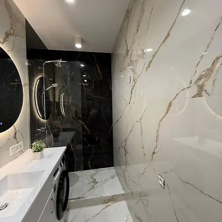 на площі ринок 12 навпроти ратуші після ремонту Lviv