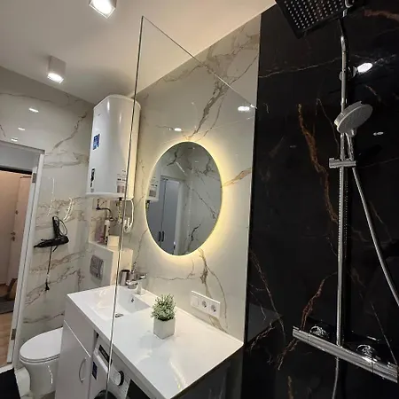 на площі ринок 12 навпроти ратуші після ремонту