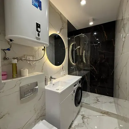 на площі ринок 12 навпроти ратуші після ремонту