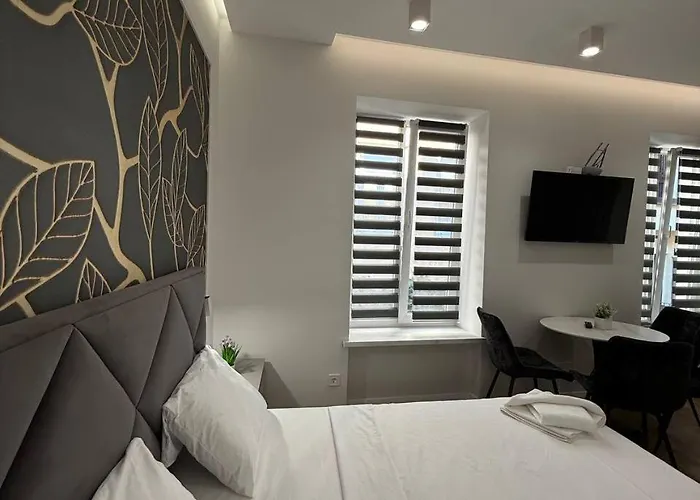 на площі ринок 12 навпроти ратуші після ремонту * Leópolis