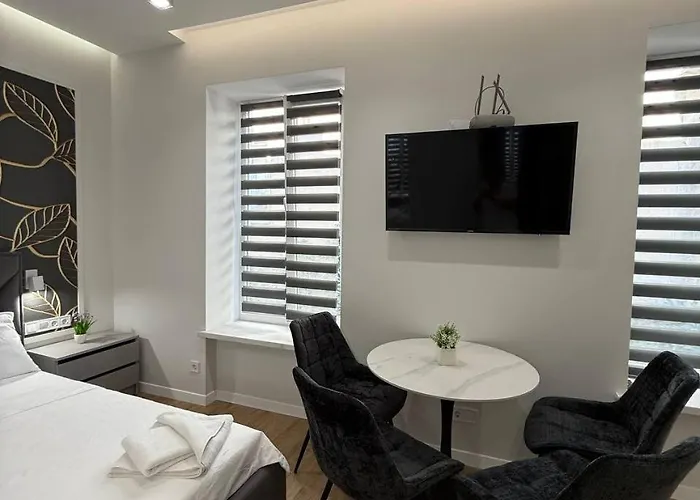 на площі ринок 12 навпроти ратуші після ремонту