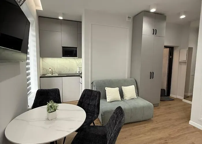 на площі ринок 12 навпроти ратуші після ремонту Leópolis