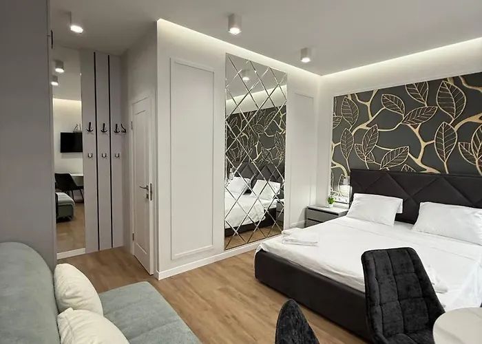 на площі ринок 12 навпроти ратуші після ремонту