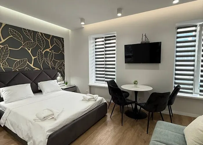 на площі ринок 12 навпроти ратуші після ремонту * Leópolis