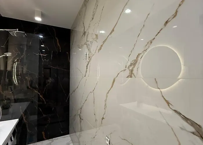 на площі ринок 12 навпроти ратуші після ремонту Leópolis