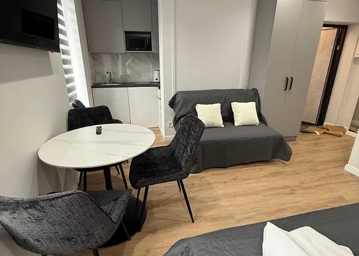 на площі ринок 12 навпроти ратуші після ремонту