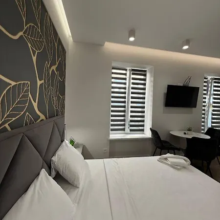 на площі ринок 12 навпроти ратуші після ремонту * Львів