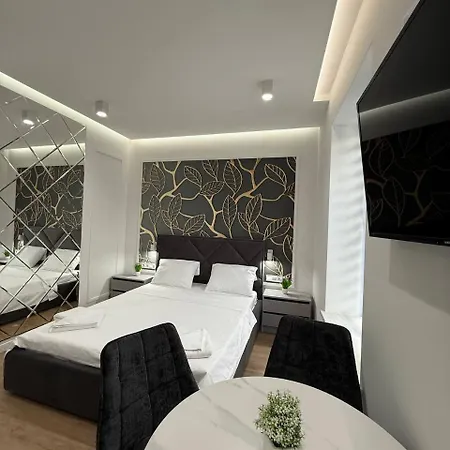 на площі ринок 12 навпроти ратуші після ремонту Apartman