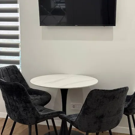 на площі ринок 12 навпроти ратуші після ремонту Apartman