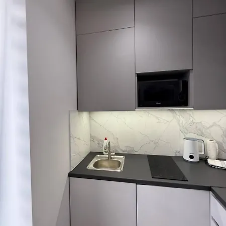 на площі ринок 12 навпроти ратуші після ремонту Apartman