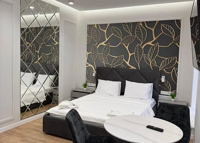 на площі ринок 12 навпроти ратуші після ремонту * Львів