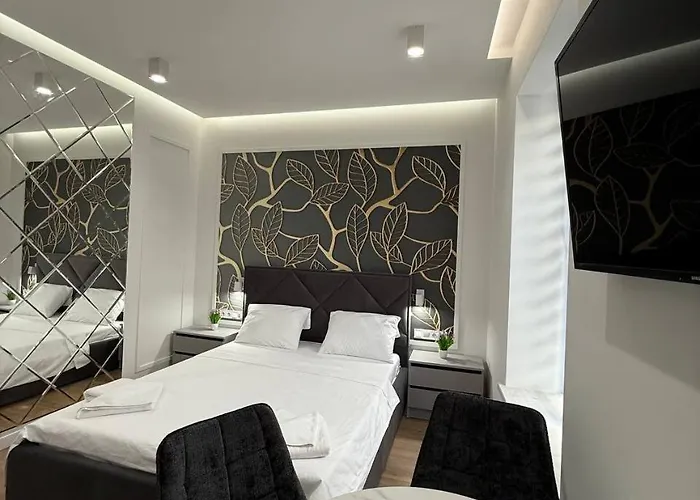 на площі ринок 12 навпроти ратуші після ремонту Апартаменти