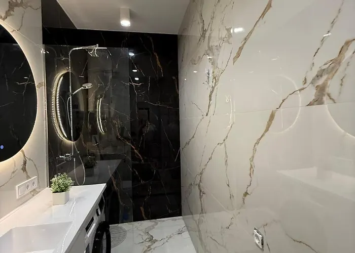 на площі ринок 12 навпроти ратуші після ремонту Львів