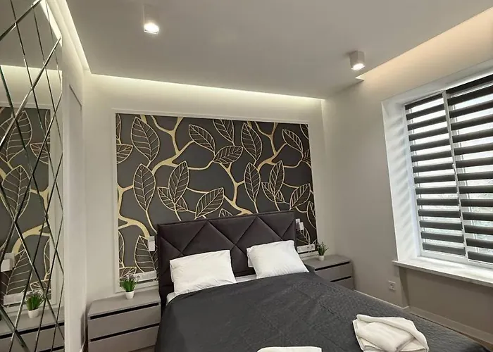 на площі ринок 12 навпроти ратуші після ремонту Львів