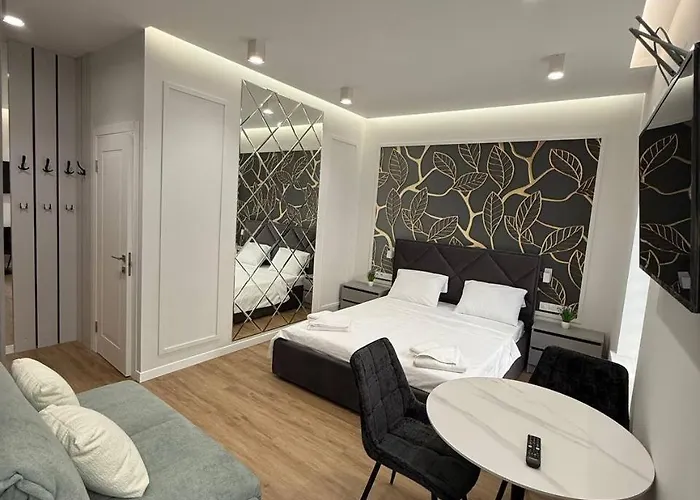 на площі ринок 12 навпроти ратуші після ремонту * Львів